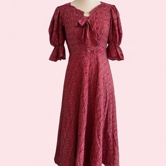 Dresses & Skirts - Red Paisley Puff Sleeve Tie‎ Front Midi Dress — Size M (6-8)